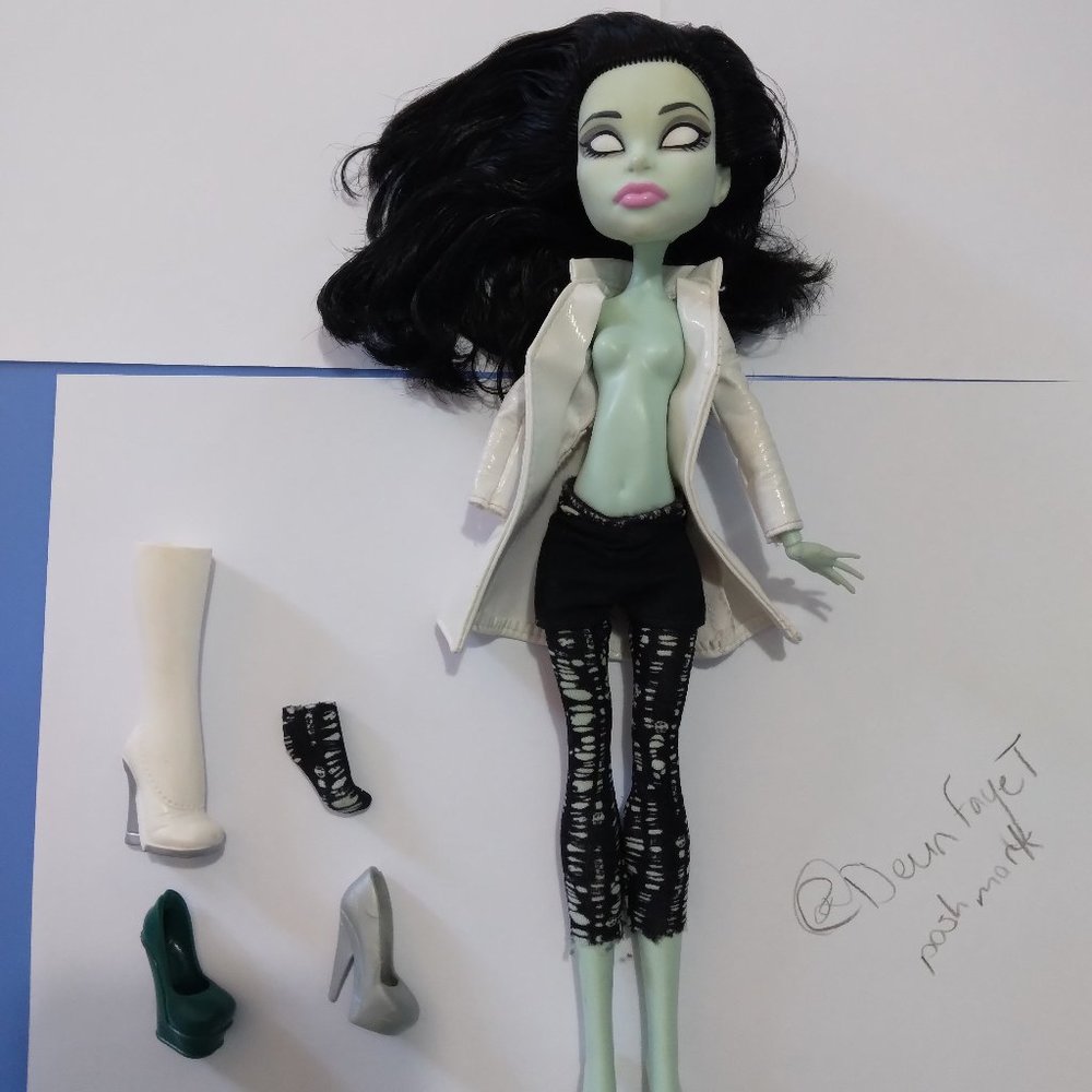 Monster High Scarah Screams I Heart Fashion Doll